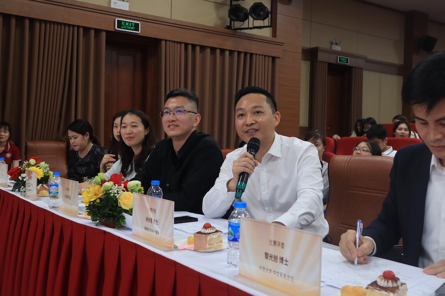 Ông Simon Yu - Giám đốc dự án đặt câu hỏi cho các thí sinh
